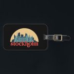 Stockholm Zweden City Skyline Retro Cityscape Art Bagagelabel<br><div class="desc">en retro-stadsplan met prachtige skyline, toeristische attractie en cityscape art. Koelwolkenkrabber en bouwartikelen voor silhouette-illustratie voor toeristen en reizigers. Perfect als souvenir om terug naar huis te brengen wanneer je op reis bent. Bespaar de herinnering aan uw reis en vakantie met familie en vrienden. De achtergrondkleur kan aan uw gewenste...</div>