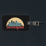 Stockholm Zweden City Skyline Retro Cityscape Art Bagagelabel<br><div class="desc">en retro-stadsplan met prachtige skyline, toeristische attractie en cityscape art. Koelwolkenkrabber en bouwartikelen voor silhouette-illustratie voor toeristen en reizigers. Perfect als souvenir om terug naar huis te brengen wanneer je op reis bent. Bespaar de herinnering aan uw reis en vakantie met familie en vrienden. De achtergrondkleur kan aan uw gewenste...</div>