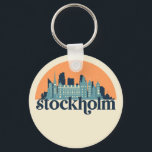 Stockholm Zweden City Skyline Retro Cityscape Art Sleutelhanger<br><div class="desc">en retro-stadsplan met prachtige skyline, toeristische attractie en cityscape art. Koelwolkenkrabber en bouwartikelen voor silhouette-illustratie voor toeristen en reizigers. Perfect als souvenir om terug naar huis te brengen wanneer je over de wereld reist. Bespaar de herinnering aan uw reis en vakantie met familie en vrienden. De achtergrondkleur kan aan uw...</div>
