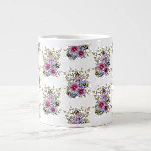 Stockrozen en blauwe bloemen met hommels grote koffiekop