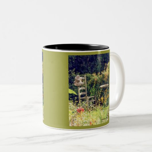 'Stoel met Pet in de tuin' Mok (Voorkant rechts)