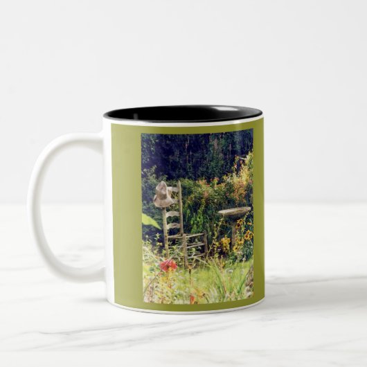 'Stoel met Pet in de tuin' Mok (Links)