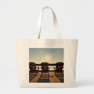Stoelen bij het meer grote tote bag