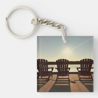 Stoelen bij het meer sleutelhanger
