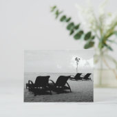 Stoelen en parasols op het strand briefkaart (Staand voorkant)
