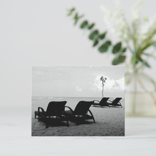Stoelen en parasols op het strand briefkaart (Staand voorkant)