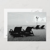 Stoelen en parasols op het strand briefkaart (Voorkant / Achterkant)