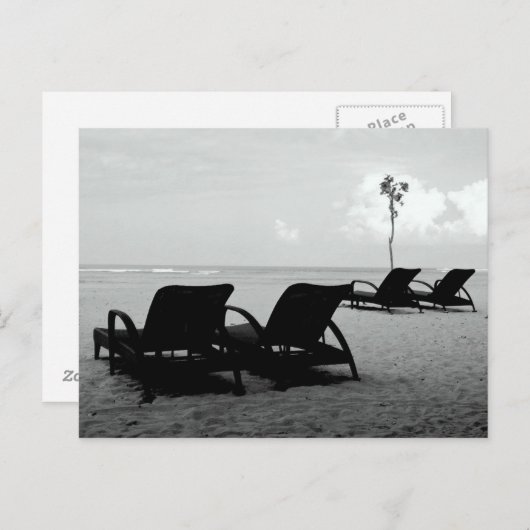 Stoelen en parasols op het strand briefkaart (Voorkant / Achterkant)
