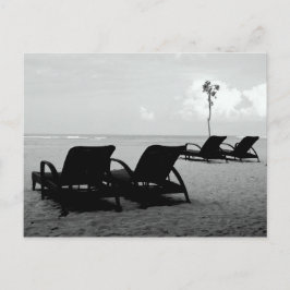 Stoelen en parasols op het strand briefkaart