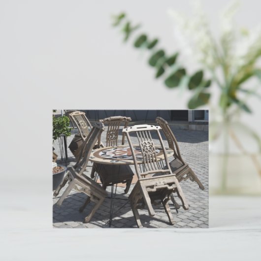 Stoelen leunen op tafel briefkaart (Staand voorkant)