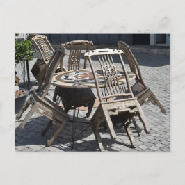 Stoelen leunen op tafel briefkaart