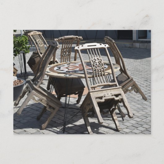 Stoelen leunen op tafel briefkaart (Voorkant)