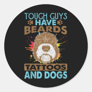 Stoere jongens hebben baarden, Tattoos en honden Ronde Sticker