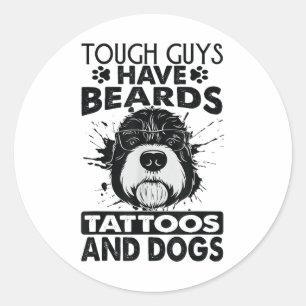 Stoere jongens hebben baarden, Tattoos en honden Ronde Sticker