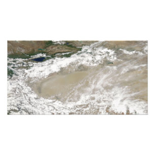 Stof en wolken over de Taklimakan Des Foto Afdruk