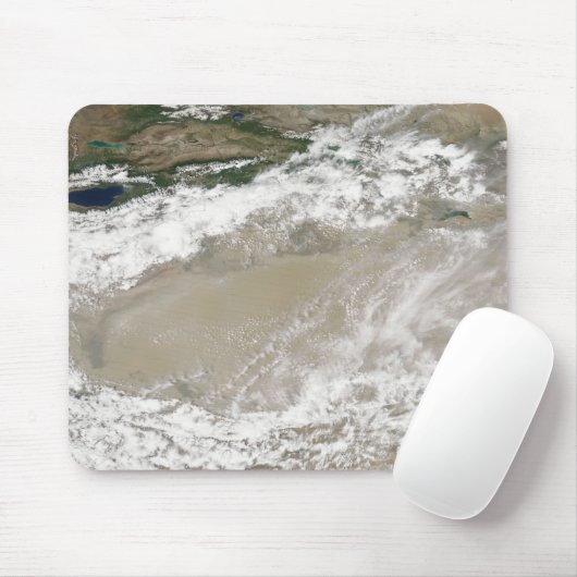 Stof en wolken over de Taklimakan Des Muismat (Met muis)