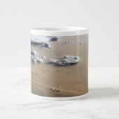 Stof Storm over de Zeeen van de Sahara. Grote Koffiekop (Voorkant)