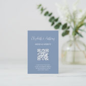 Stofblauw Elegante Schrift | QR Code Huwelijksreac Informatiekaartje (Staand voorkant)