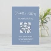 Stofblauw Elegante Script | QR Code Huwelijksreact Kaart (Staand voorkant)