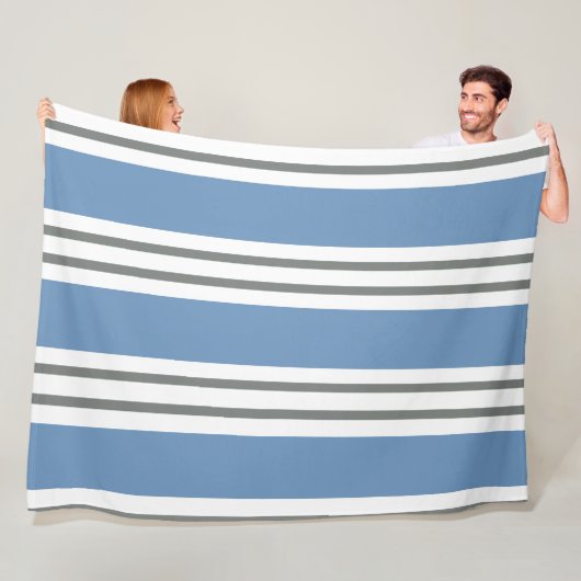 Stofblauw en Witte Kuststrepen Fleece Deken (In situ)