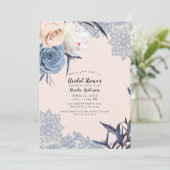 Stofblauw & Perzik Bloemenslag Bruidsbruiloft Kaart (Staand voorkant)
