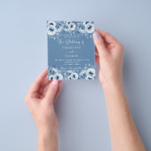 Stofblauwe bloem chic budget bruiloftsinvatiekaart flyer (Hand)