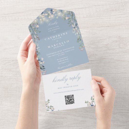 Stofblauwe bloemenslingerlichten QR-code bruiloft All In One Uitnodiging (Afscheurbaar)