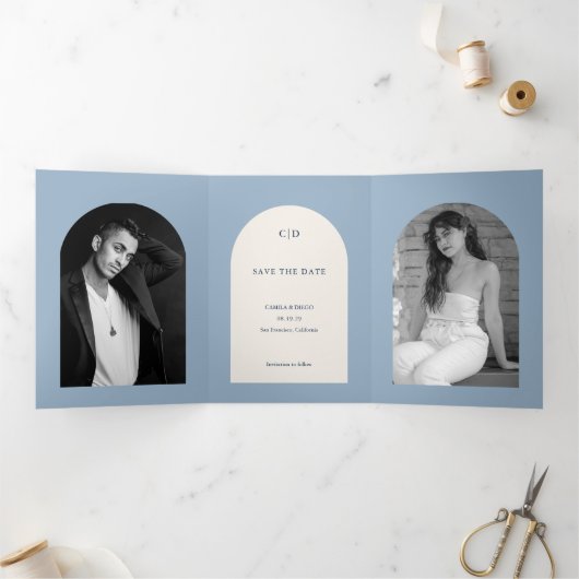 Stofblauwe Boog Foto Bruiloft Save the Date Drieluik Aankondiging (Binnen)