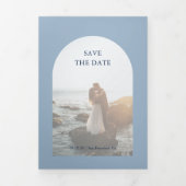 Stofblauwe Boog Foto Bruiloft Save the Date Drieluik Aankondiging (Cover)