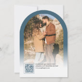 Stofblauwe Boog Foto QR Code Bruidsuitnodiging Kaart (Achterkant)