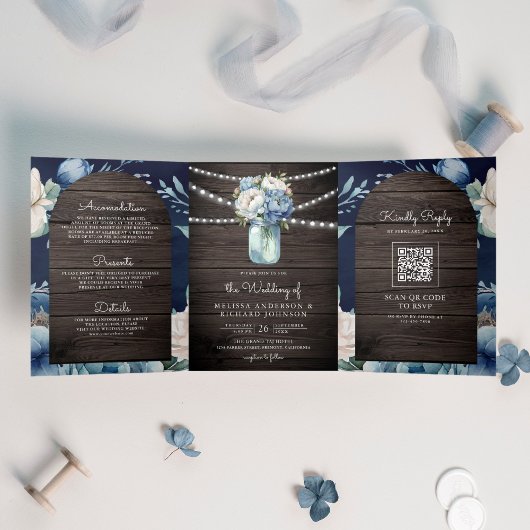 Stofblauwe Pioen Mason Pot QR Code Houten Bruiloft Drieluik Uitnodiging