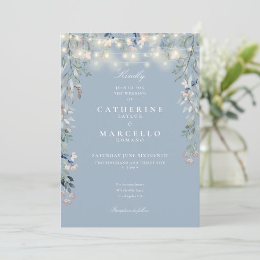Stofblauwe veldbloemen slingerlichten bruiloft kaart (Staand voorkant)