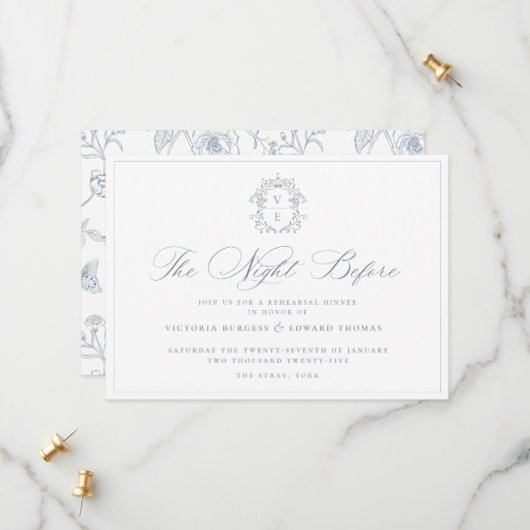 Stofbloauwe Monogram Wapen 'The Night Before' Uitn Save The Date (Voorkant / Achterkant in situ)