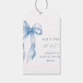 Stofbloauwe strik Zij gaat trouwen Bruidsfeest Cadeaulabel (Achterkant)