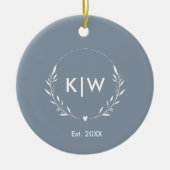 Stofbloem Blauw en Wit | Modern Initialen Monogram Keramisch Ornament (Voorkant)