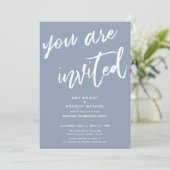 Stofbloem Blauw U Bent Uitgenodigd Trouwreceptie Kaart (Staand voorkant)
