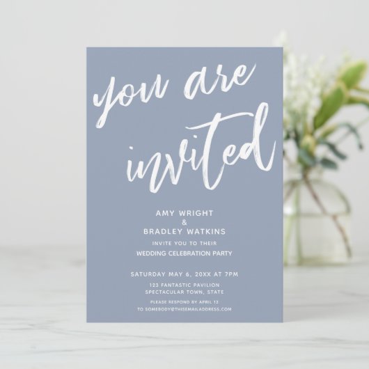 Stofbloem Blauw U Bent Uitgenodigd Trouwreceptie Kaart (Staand voorkant)