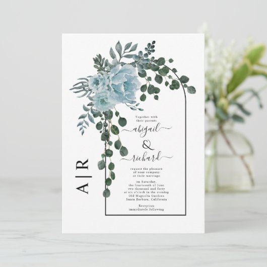 Stofbloem blauwe bloemen boog en monogram bruiloft kaart (Staand voorkant)