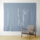Stofbloem Blauwe Eenvoudige Elegante Script Bruilo Wandkleed (In Situ (horizontaal))