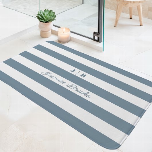 Stofbloem Blauwe en Witte brede strepen Monogram n Badmat