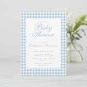 Stofbloem Blauwe Gingham Baby Shower Uitnodiging (Staand voorkant)