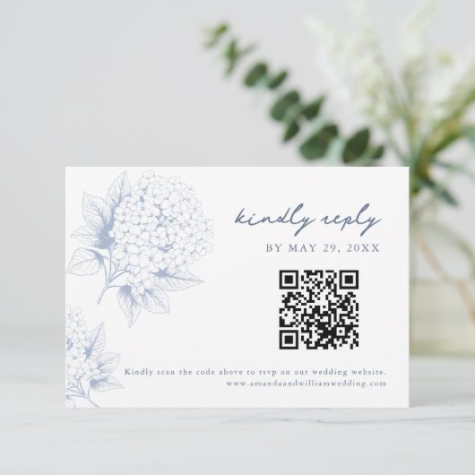 Stofbloem Blauwe Hydrangea QR Code RSVP Kaart (Staand voorkant)
