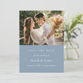 Stofbloem Blauwe Monogram Save the Date Foto Kaart (Staand voorkant)