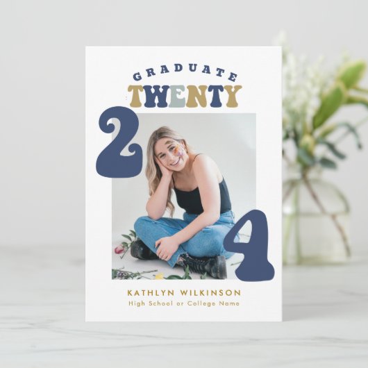 Stofbloem Blauwe Retro Groovy Script Foto Afstuder Kaart (Staand voorkant)