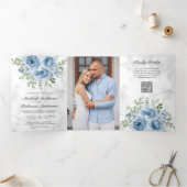 Stofbloem Blauwe Roos Foto Witte Marmeren QR Code  Drieluik Uitnodiging (Binnen)