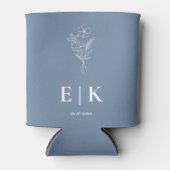 Stofbloem Bruiloft met Monogram in Stofblauw Blikjeskoeler (Voorkant)