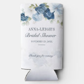 Stofbloemige blauwe bloemige eucalyptus bruidsdouc seltzer blikjeskoeler (Achterkant)