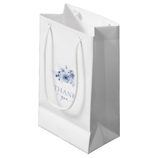 Stofbloemige cadeautas in stoffig blauw (Voorkant Gekanteld)