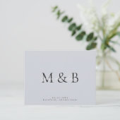 Stofbruine Monogram Huwelijk Bewaar de Datum Aankondigingskaart (Staand voorkant)