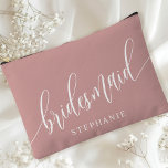 Stoffelijk Roos Bruidsmeisje Moderne Kalligrafie Etui<br><div class="desc">Vier uw bruidsfeest met deze elegante stoffige roos roze bruidsmeisje accessoire zakje. Met moderne kalligrafie en aanpasbaar met de naam van uw bruidsmeisje, is dit zakje zowel stijlvol als praktisch. De zachte stoffige salie kleur en het elegante script creëer hebben een verfijnde look, perfect voor het houden van make-up, toiletartikelen...</div>